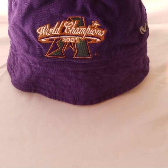 Diamondbacks WORLD CHAMPIONS 2001 Reversable Bucket Hat main image 4